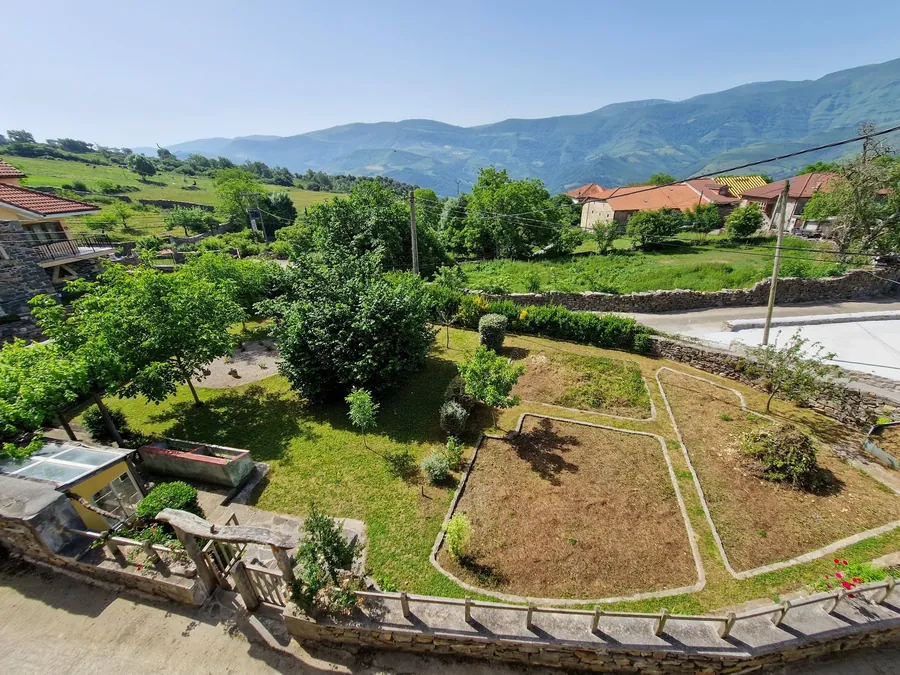 Aerial view of the 500 m² landscaped garden and stone residence